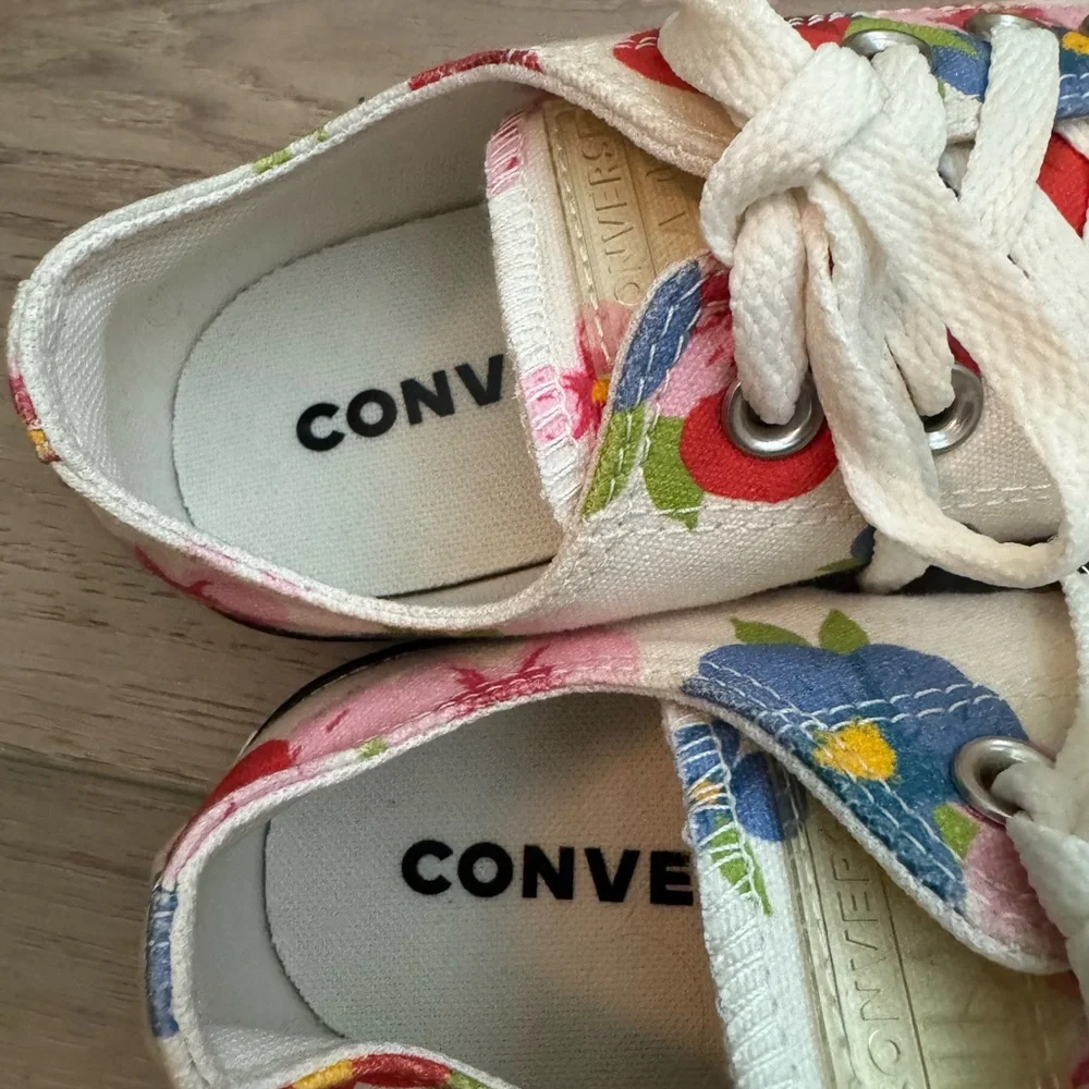 Converse Chuck Taylor All Star Low 'Flowers' Sneakers Athletic Shoes Women’s 7.5